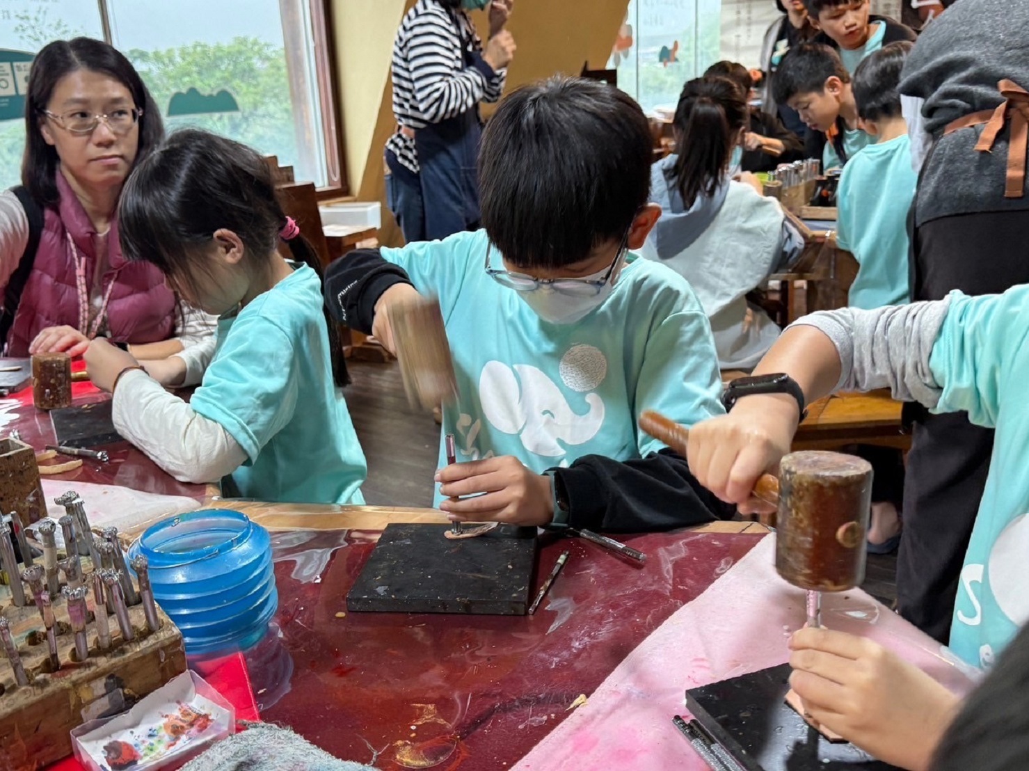 08_參觀新竹241藝術空間，脫下鞋子入展間與作品互動